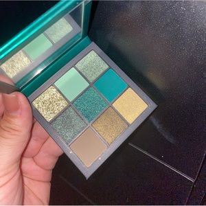 Huda beauty emerald obsessions eyeshadow palette